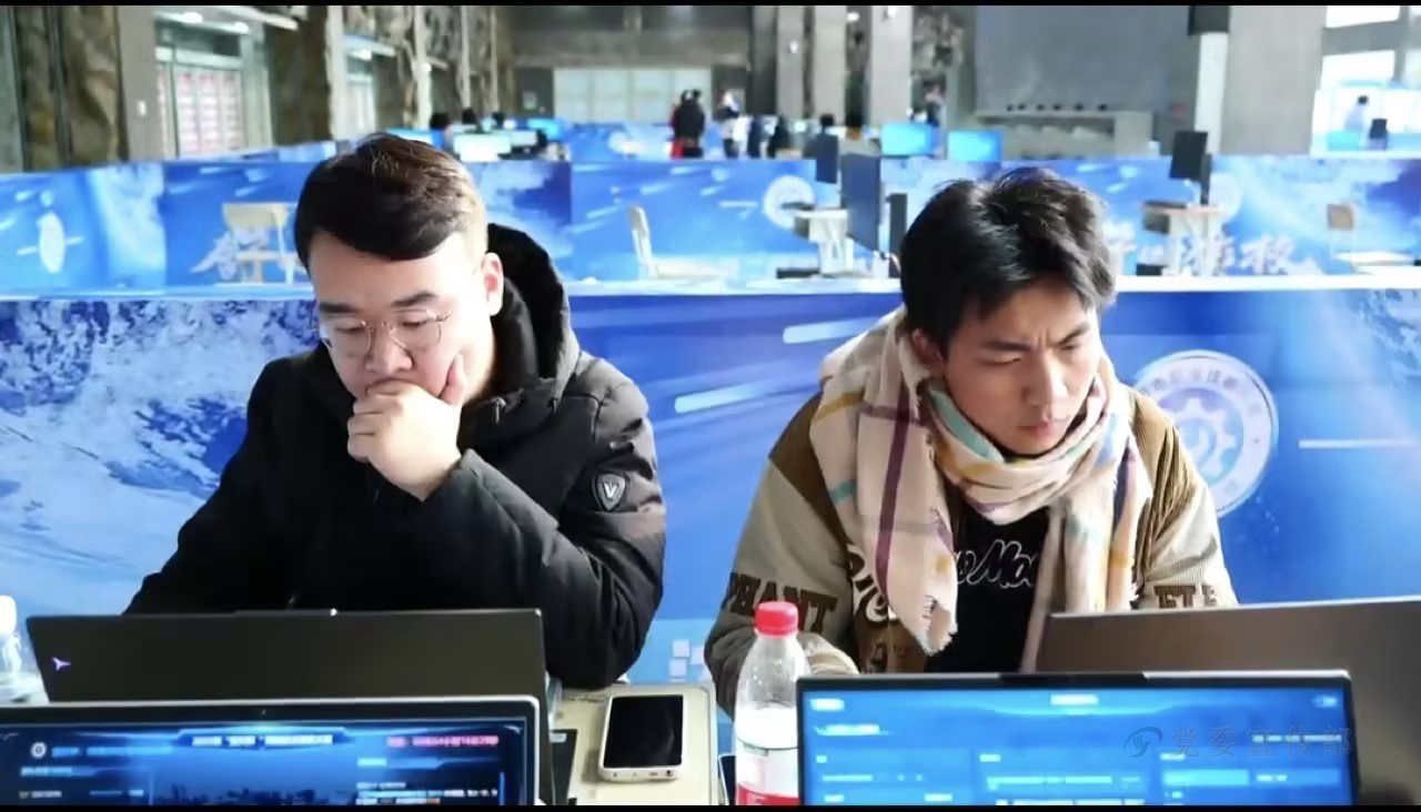 左一为张焱宇 左一为张焱宇
